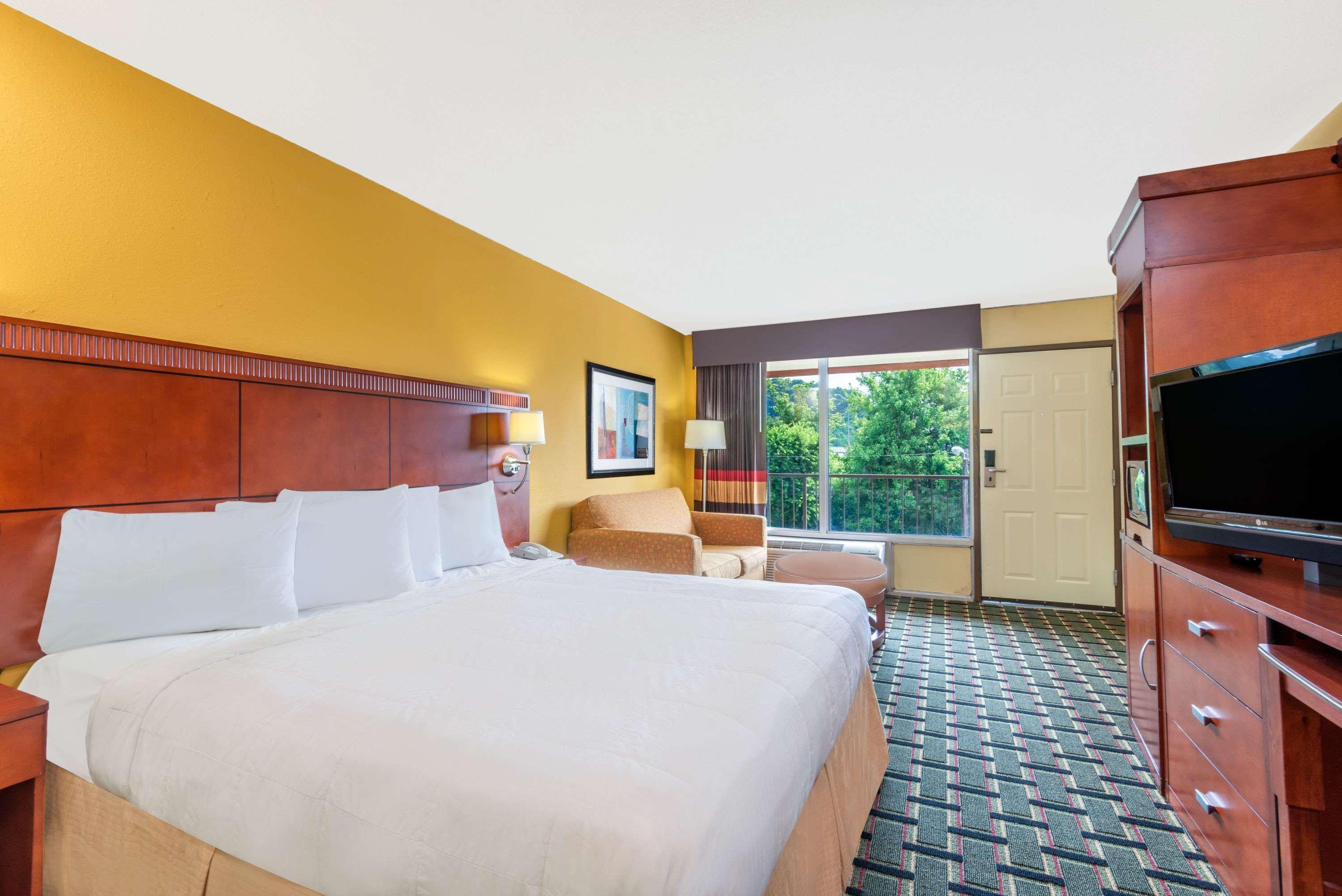 Days Inn By Wyndham Knoxville East Exteriör bild